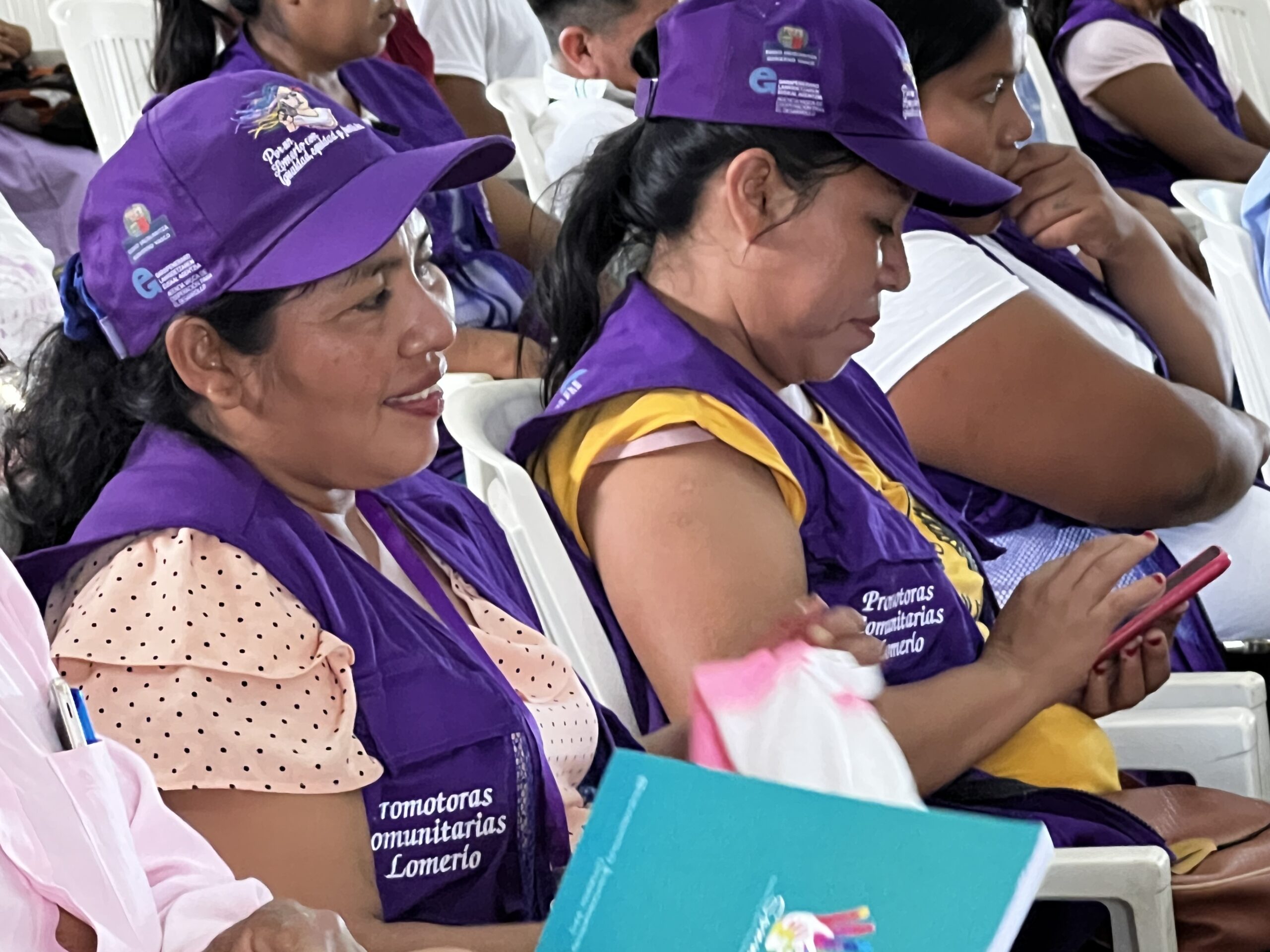 Una familia mostrando su cosecha