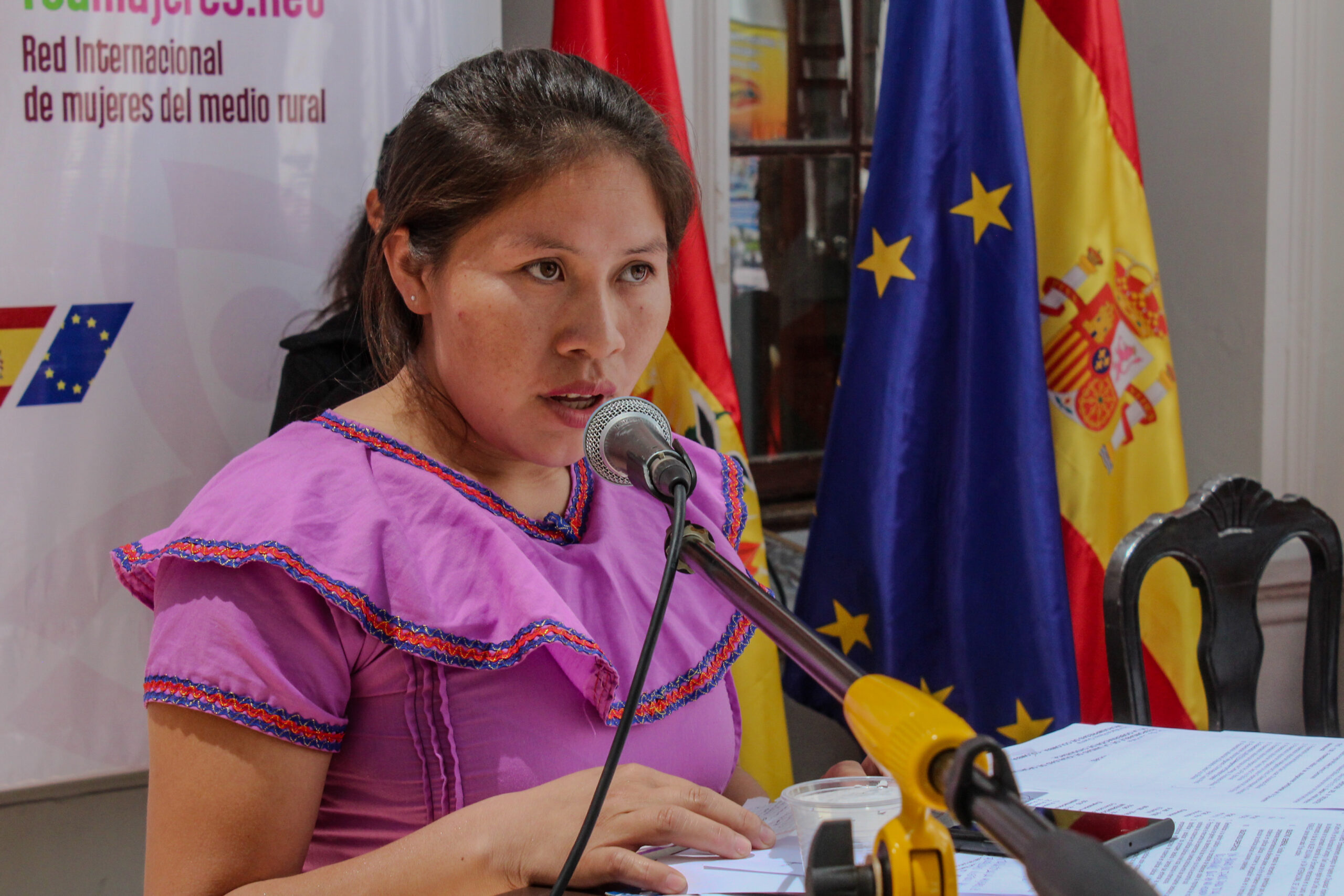 Persona hablando en un podio