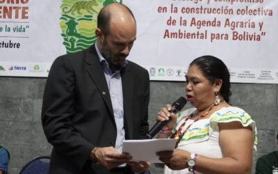 Rosa Pachurí entrega el manifiesto “Compromiso de todos en defensa de la vida” y el Pacto Verde al vocero departamental del PDC