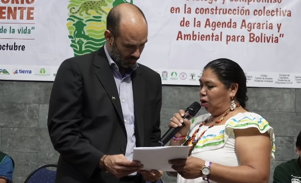 Rosa Pachurí entrega el manifiesto “Compromiso de todos en defensa de la vida” y el Pacto Verde al vocero departamental del PDC