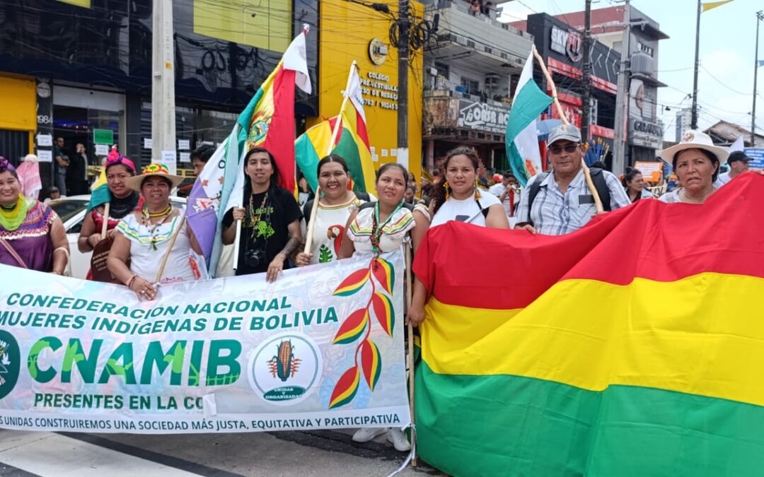 Jóvenes indígenas movilizados en la Gran Marcha Global por la Justicia Climática y Defensa de sus Territorios