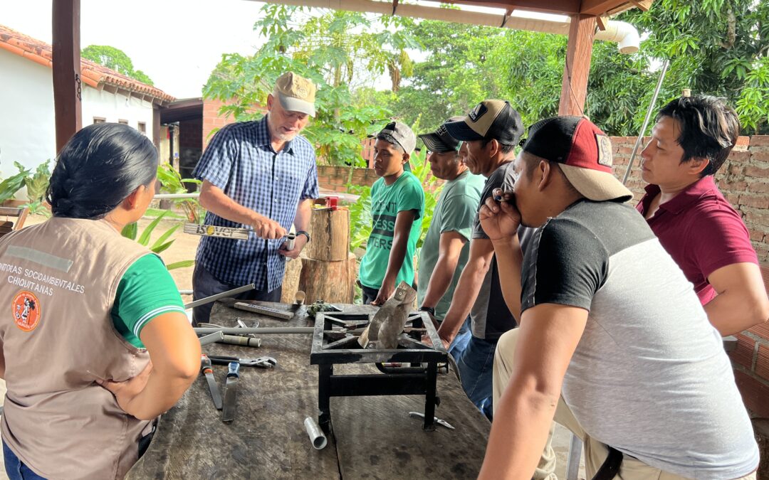 Taller para la construcción de cosechadoras de agua en Lomerío